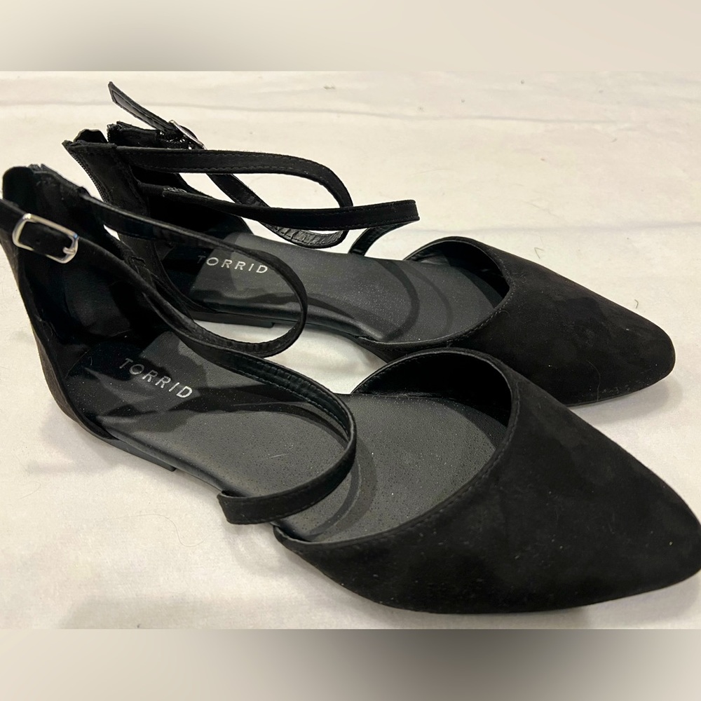 Torrid brand, black pointy toe ankle strap flats with zipper back size 10